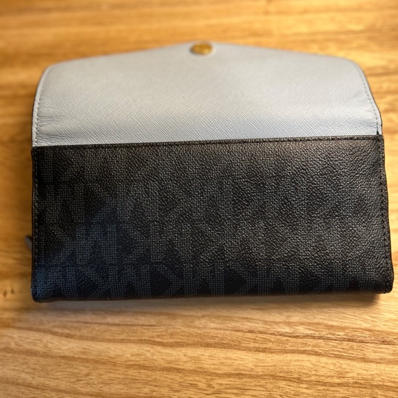 Michael Kors and Matching Wallet Set Tote - Picture 8 of 12